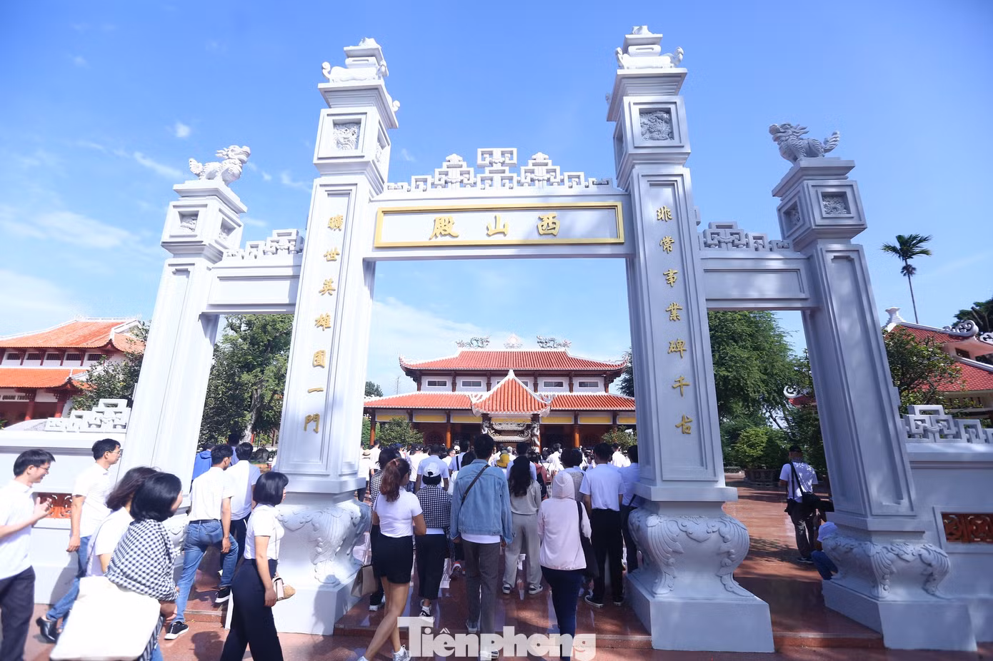 Cổng đền thờ Tây Sơn Tam Kiệt, nơi dẫn vào điện thờ ba anh em nhà Tây Sơn.