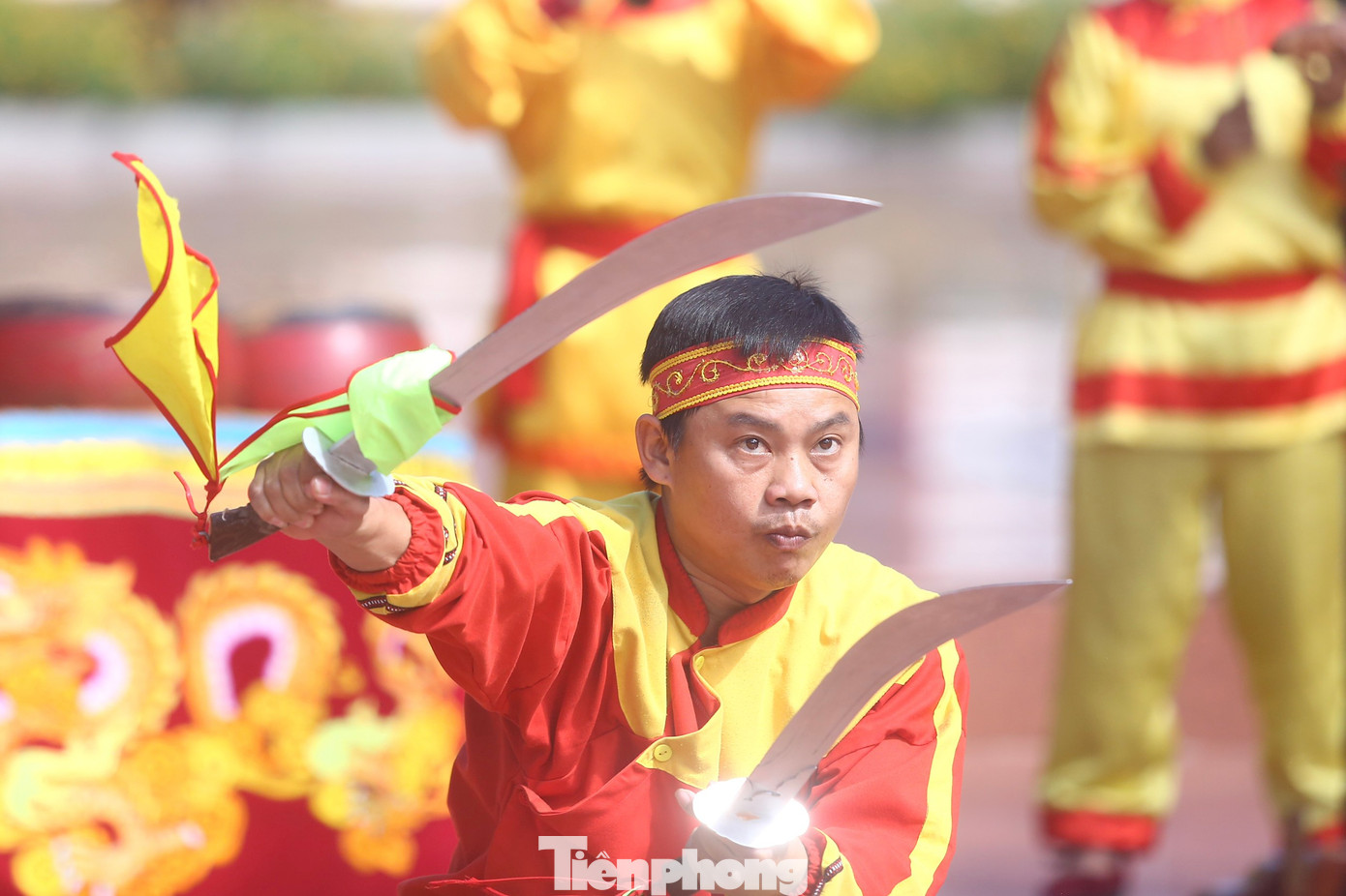 Còn ở đây là song đao, đòi hỏi sự linh hoạt và biến hóa của người sử dụng.