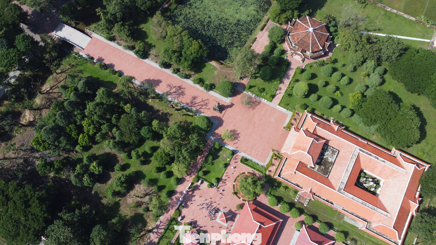 Không gian Bảo tàng Quang Trung, bao gồm điện thờ Tây Sơn Tam Kiệt, tượng đài và bảo tàng. Không gian Bảo tàng Quang Trung, bao gồm điện thờ Tây Sơn Tam Kiệt, tượng đài và bảo tàng.