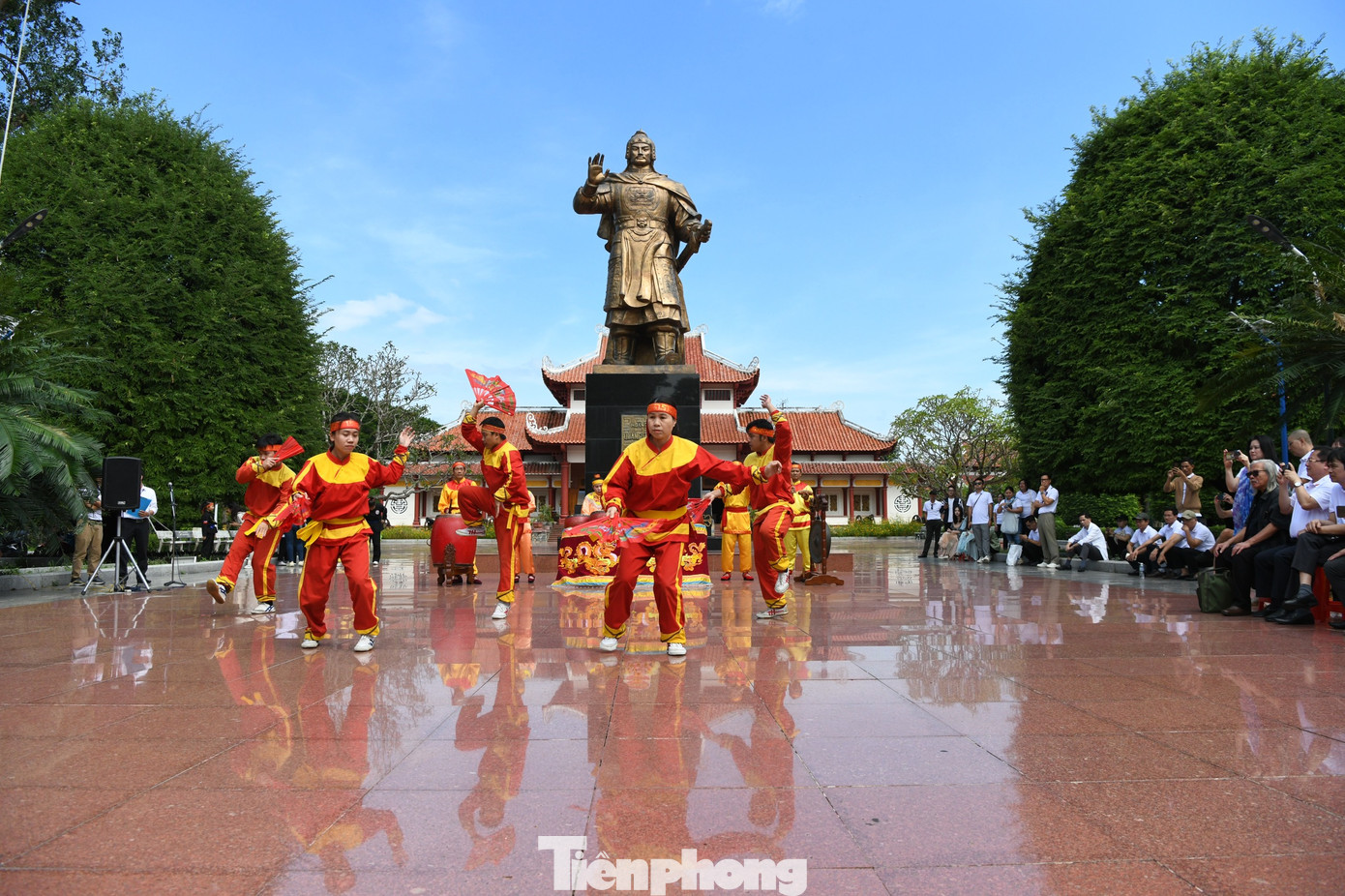 Các võ sỹ nhí biểu diễn võ thuật cùng loại vũ khí đặc trưng dưới thời Tây Sơn.