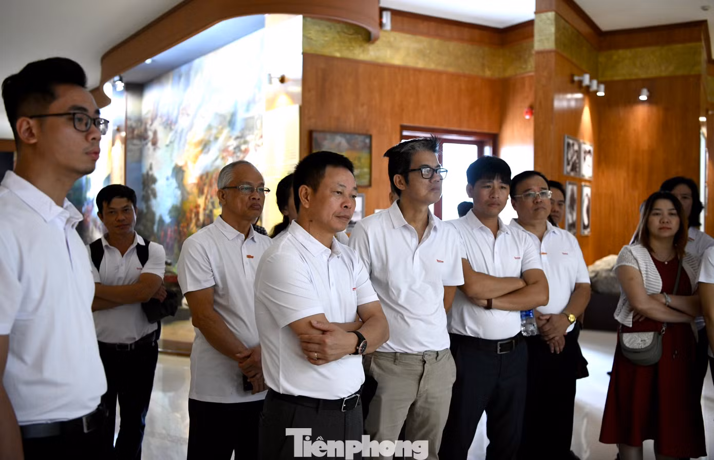 Lãnh đạo, cán bộ, phóng viên và nhân viên báo Tiền Phong nghe giới thiệu về lịch sử oanh liệt của triều đại Tây Sơn.