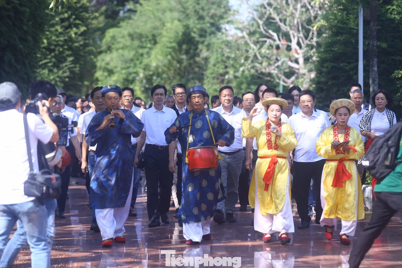 Đoàn cán bộ, phóng viên và nhân viên báo Tiền Phong tiến vào Bảo tàng Quang Trung.