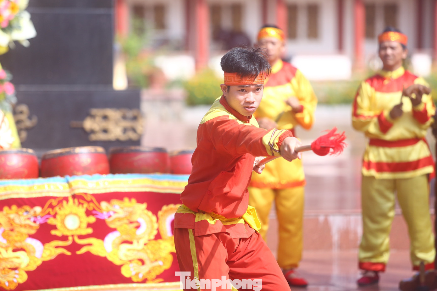 Thương (giáo) là một sự nâng cấp của côn, với đầu nhọn nhằm tăng tính sát thương. Thương thiên về đâm hơn đả.