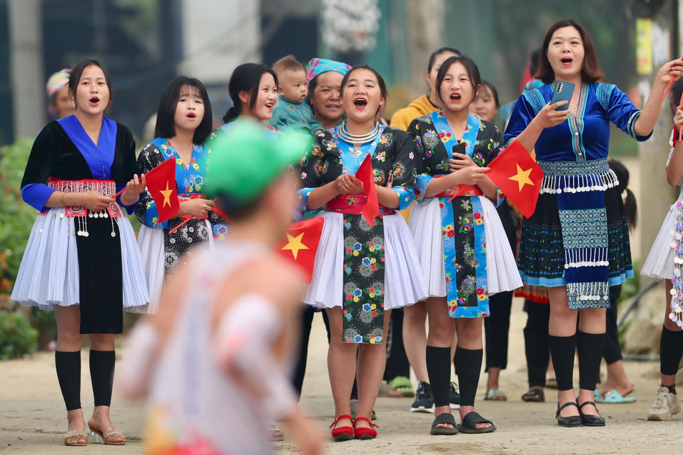 Cô giáo và các em học sinh dân tộc nhiệt tình cổ vũ Tiền Phong Marathon 2023. (Ảnh: Bảo Ngọc)