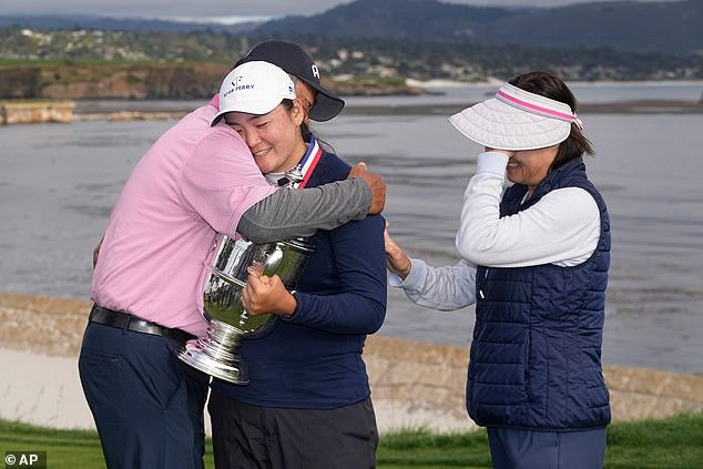 Corpuz ăn mừng chức vô địch cùng cha mẹ.(Ảnh: Daily Mail) Corpuz ăn mừng chức vô địch cùng cha mẹ.(Ảnh: Daily Mail)