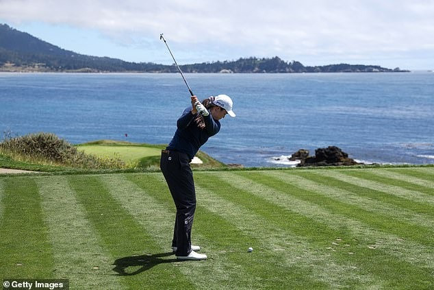 Allisen Corpuz đã trở thành nhà vô địch trên sân golf Pebble Beach Golf Links. (Ảnh: Daily Mail) Allisen Corpuz đã trở thành nhà vô địch trên sân golf Pebble Beach Golf Links. (Ảnh: Daily Mail)