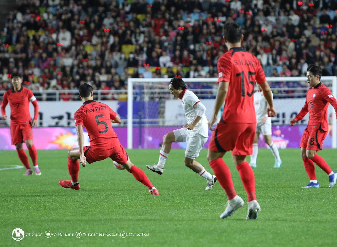 Đội tuyển Hàn Quốc dội mưa bàn thắng vào lưới đội tuyển Việt Nam ảnh 42