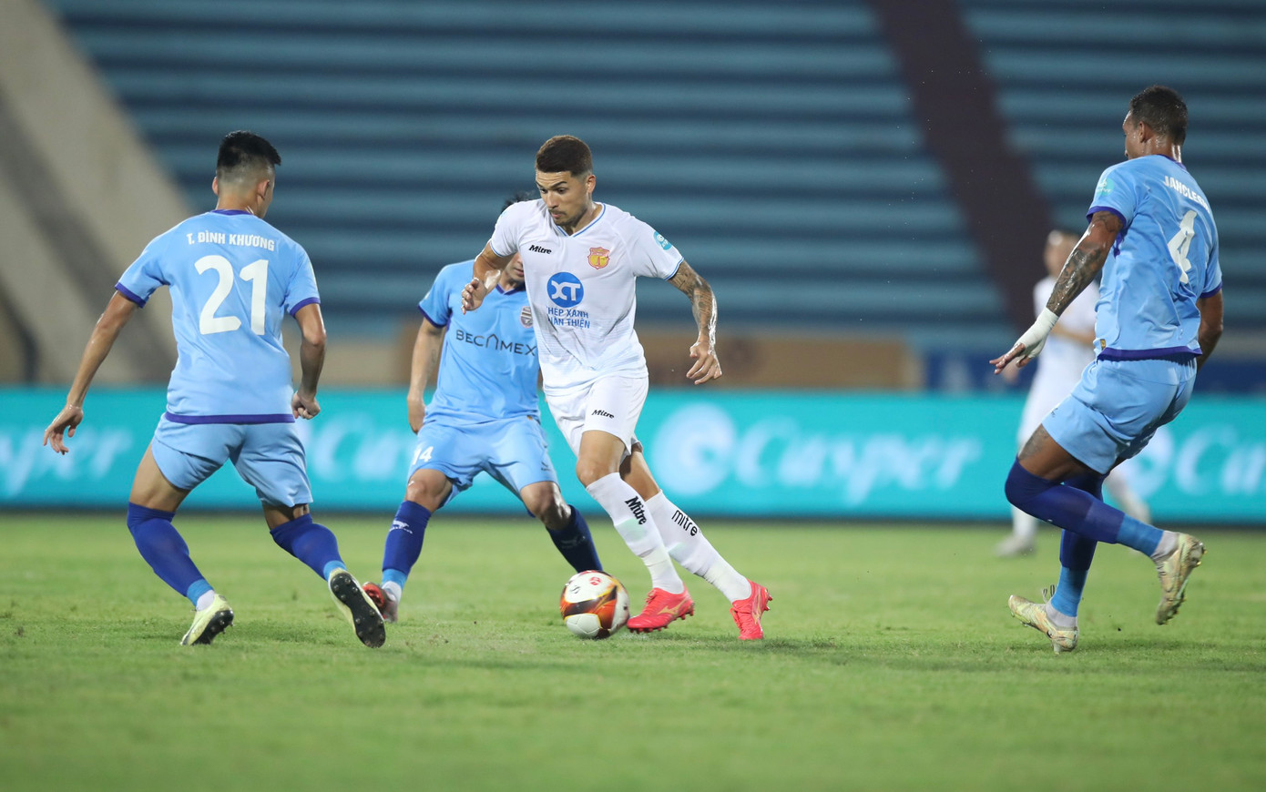 Thắng nghẹt thở Bình Dương trên chấm 11m, Nam Định giành vé vào bán kết Cúp Quốc gia 2023/24 ảnh 45