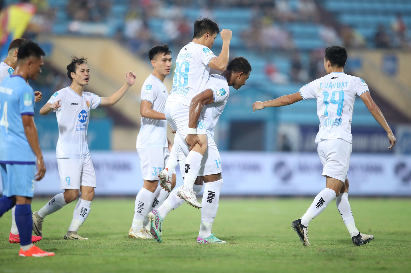 Thắng nghẹt thở Bình Dương trên chấm 11m, Nam Định giành vé vào bán kết Cúp Quốc gia 2023/24 ảnh 33