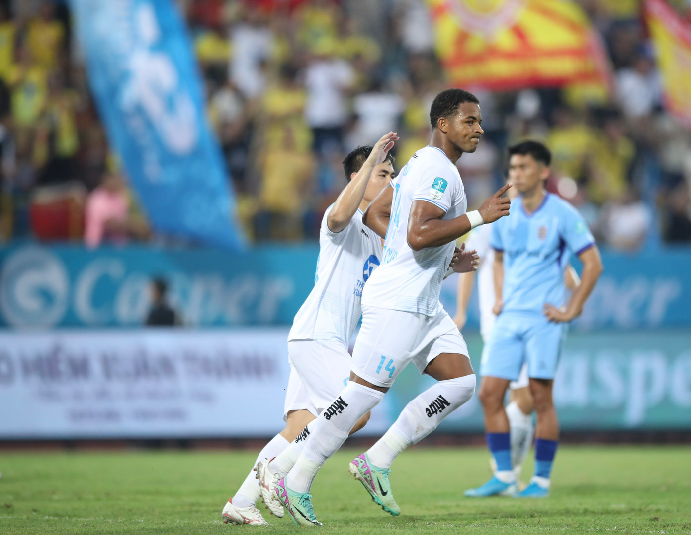 Thắng nghẹt thở Bình Dương trên chấm 11m, Nam Định giành vé vào bán kết Cúp Quốc gia 2023/24 ảnh 18