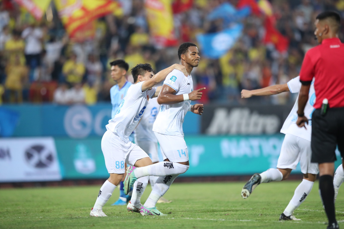 Thắng nghẹt thở Bình Dương trên chấm 11m, Nam Định giành vé vào bán kết Cúp Quốc gia 2023/24 ảnh 20