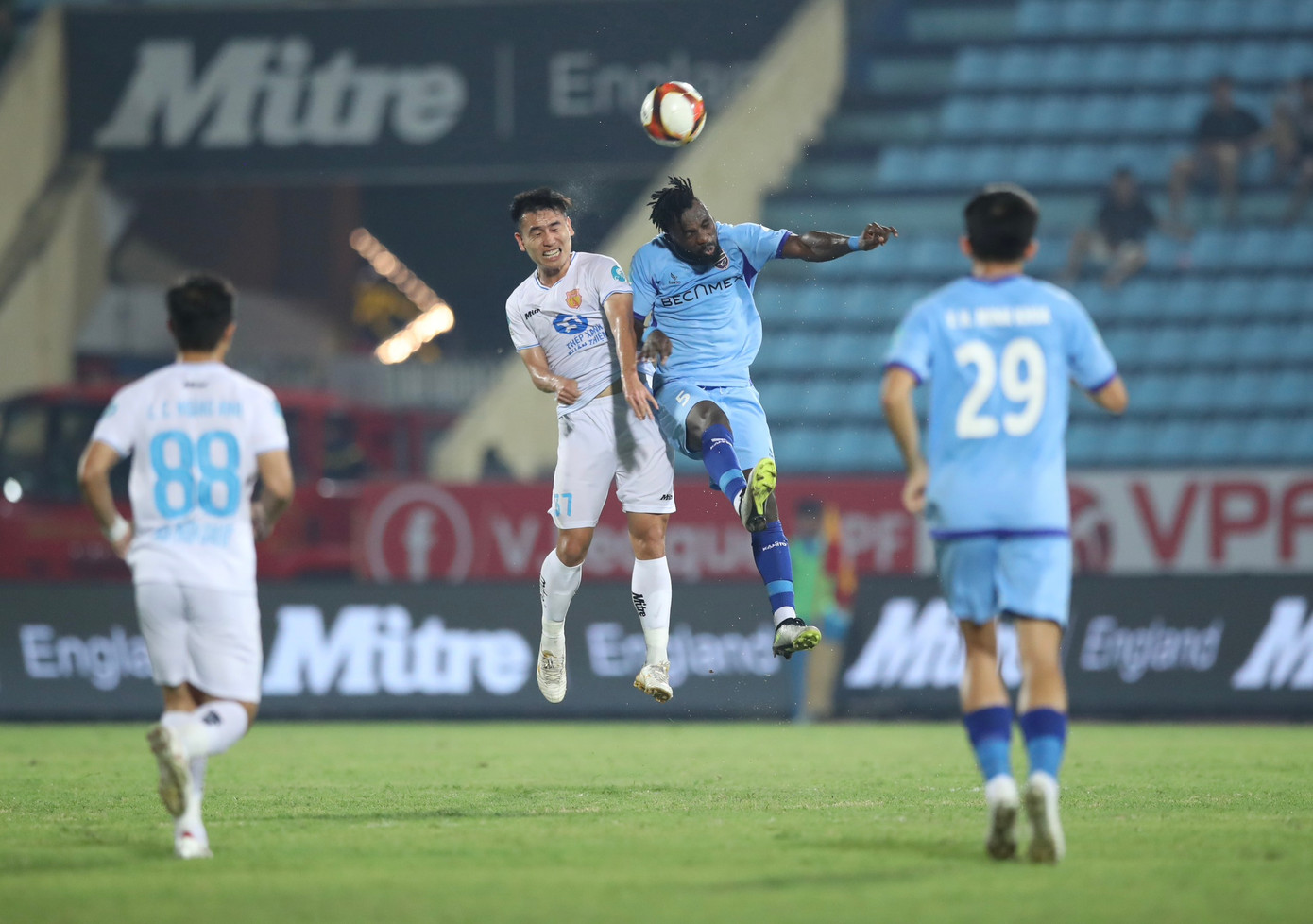 Thắng nghẹt thở Bình Dương trên chấm 11m, Nam Định giành vé vào bán kết Cúp Quốc gia 2023/24 ảnh 35