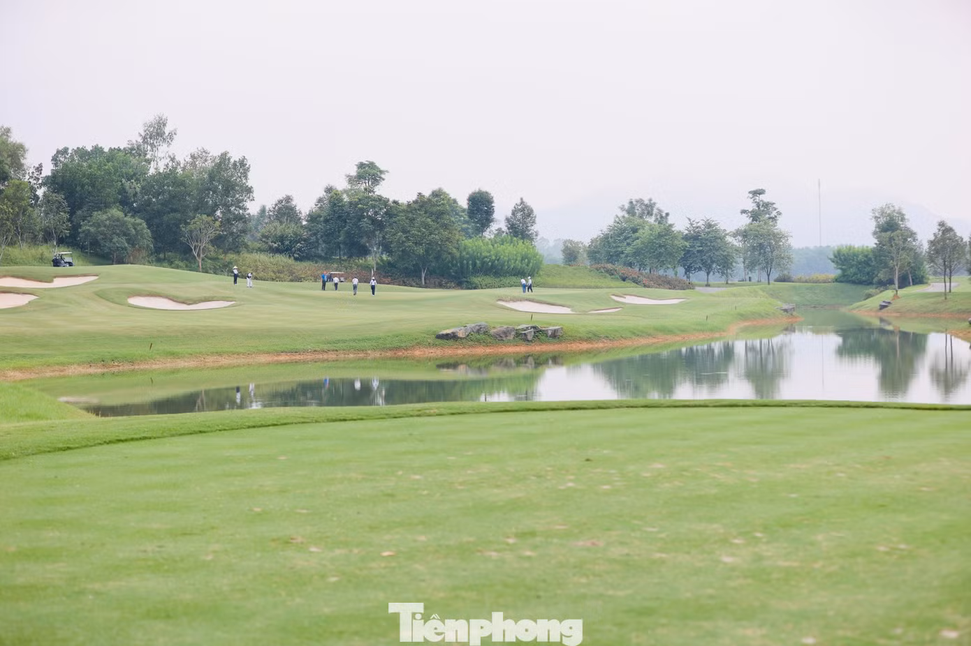 Tiền Phong Golf Championship tổ chức vào cuối mùa thu, khí hậu mát mẻ và đôi khi có mưa giúp mang lại chất lượng green tốt hơn.