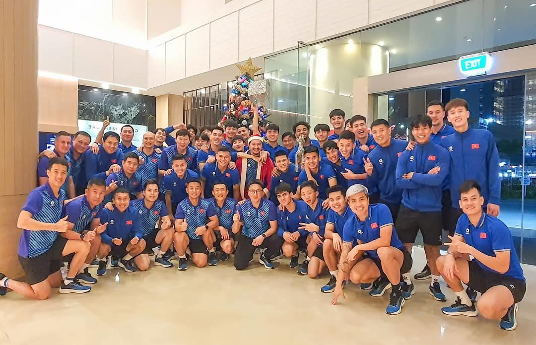 Ban huấn luyện cùng các tuyển thủ sau chiến thắng ở trận bán kết lượt đi. Ban huấn luyện cùng các tuyển thủ sau chiến thắng ở trận bán kết lượt đi.