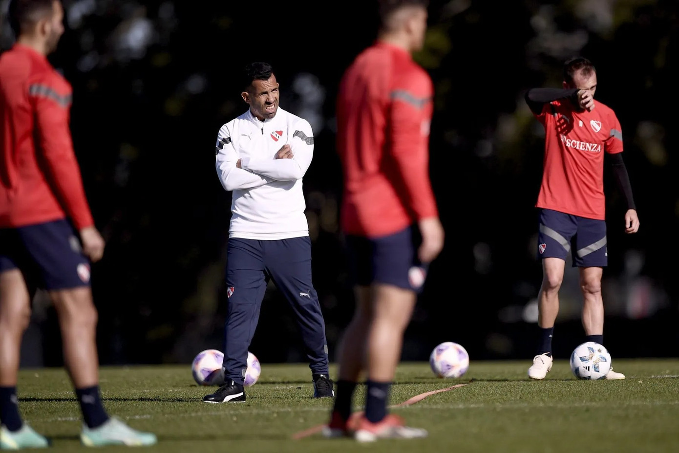 Carlos Tevez muốn các cầu thủ phải có nền tảng học vấn cơ bản bên cạnh việc hoàn thiện kỹ năng sân cỏ.