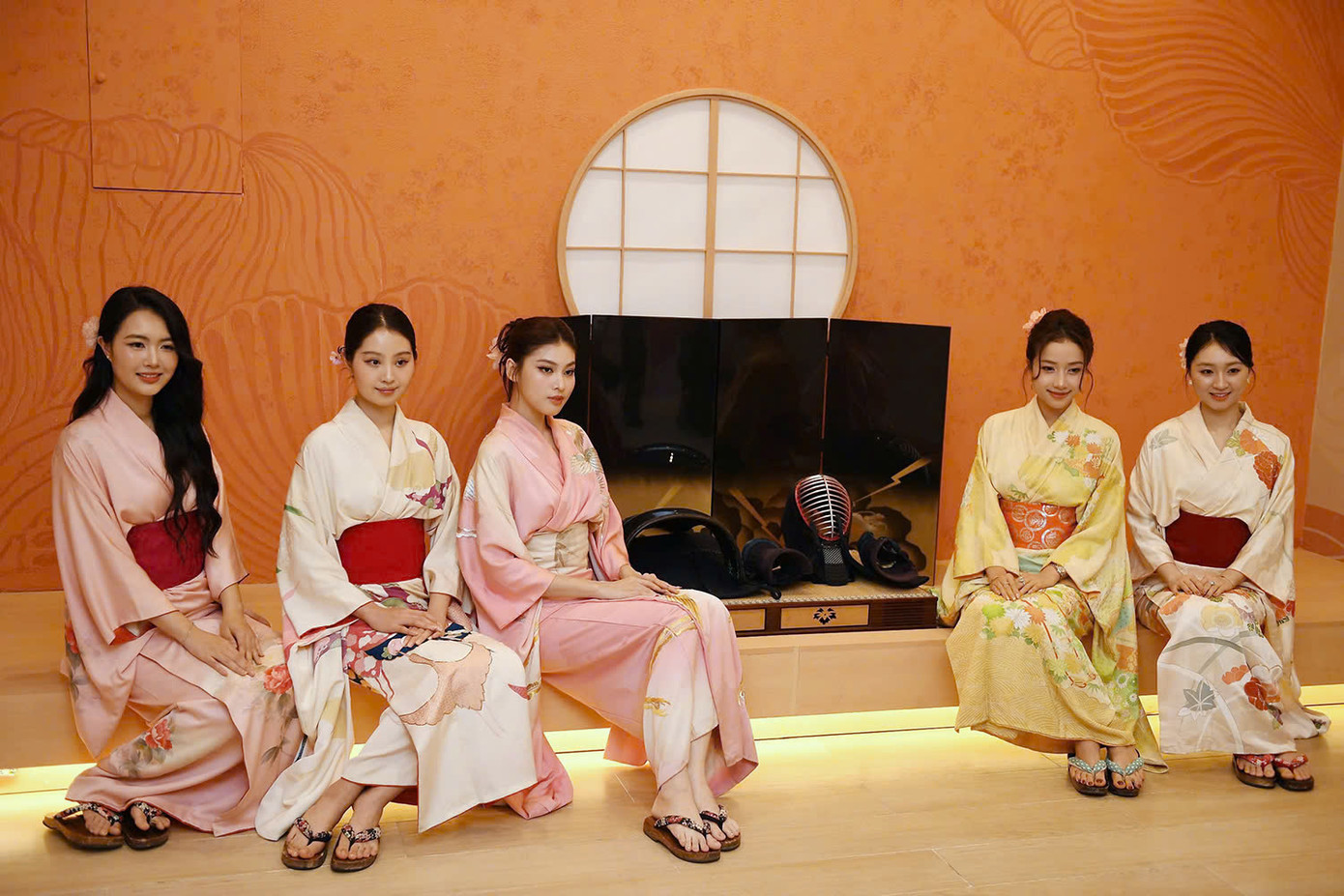 Người đẹp Truyền thông Thanh Tâm, Người đẹp Giáng My, Á hậu Ngọc Thảo, Người đẹp Nhân ái Ngọc Mai và Người đẹp Kim Trà My tạo dáng trước bộ giáp phục của các võ sỹ kendo, tức kiếm đạo, môn thể thao kết hợp giữa kỹ thuật, trí tuệ và sự dũng cảm. Người đẹp Truyền thông Thanh Tâm, Người đẹp Giáng My, Á hậu Ngọc Thảo, Người đẹp Nhân ái Ngọc Mai và Người đẹp Kim Trà My tạo dáng trước bộ giáp phục của các võ sỹ kendo, tức kiếm đạo, môn thể thao kết hợp giữa kỹ thuật, trí tuệ và sự dũng cảm.