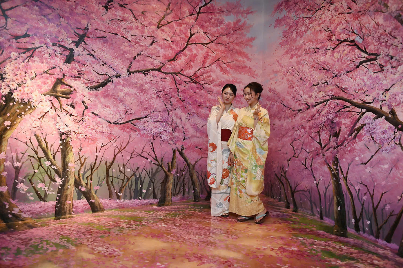 Bảo tàng văn hóa Nhật Bản còn bao gồm những bức tranh tường khổng lồ, tạo nên background tuyệt đẹp để các Á hậu, Người đẹp thoải mái thả dáng. Bảo tàng văn hóa Nhật Bản còn bao gồm những bức tranh tường khổng lồ, tạo nên background tuyệt đẹp để các Á hậu, Người đẹp thoải mái thả dáng.