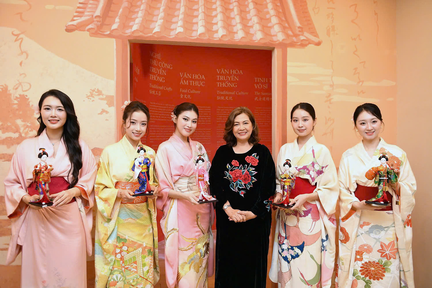 Bà Trần Tuyết Mai - Giám đốc vận hành khu nghỉ dưỡng Wyndham Lynn Times Thanh Thủy, tặng các Á hậu, Người đẹp món quà đầy ý nghĩa, mang đậm văn hóa truyền thống Nhật Bản. Bà Trần Tuyết Mai - Giám đốc vận hành khu nghỉ dưỡng Wyndham Lynn Times Thanh Thủy, tặng các Á hậu, Người đẹp món quà đầy ý nghĩa, mang đậm văn hóa truyền thống Nhật Bản.