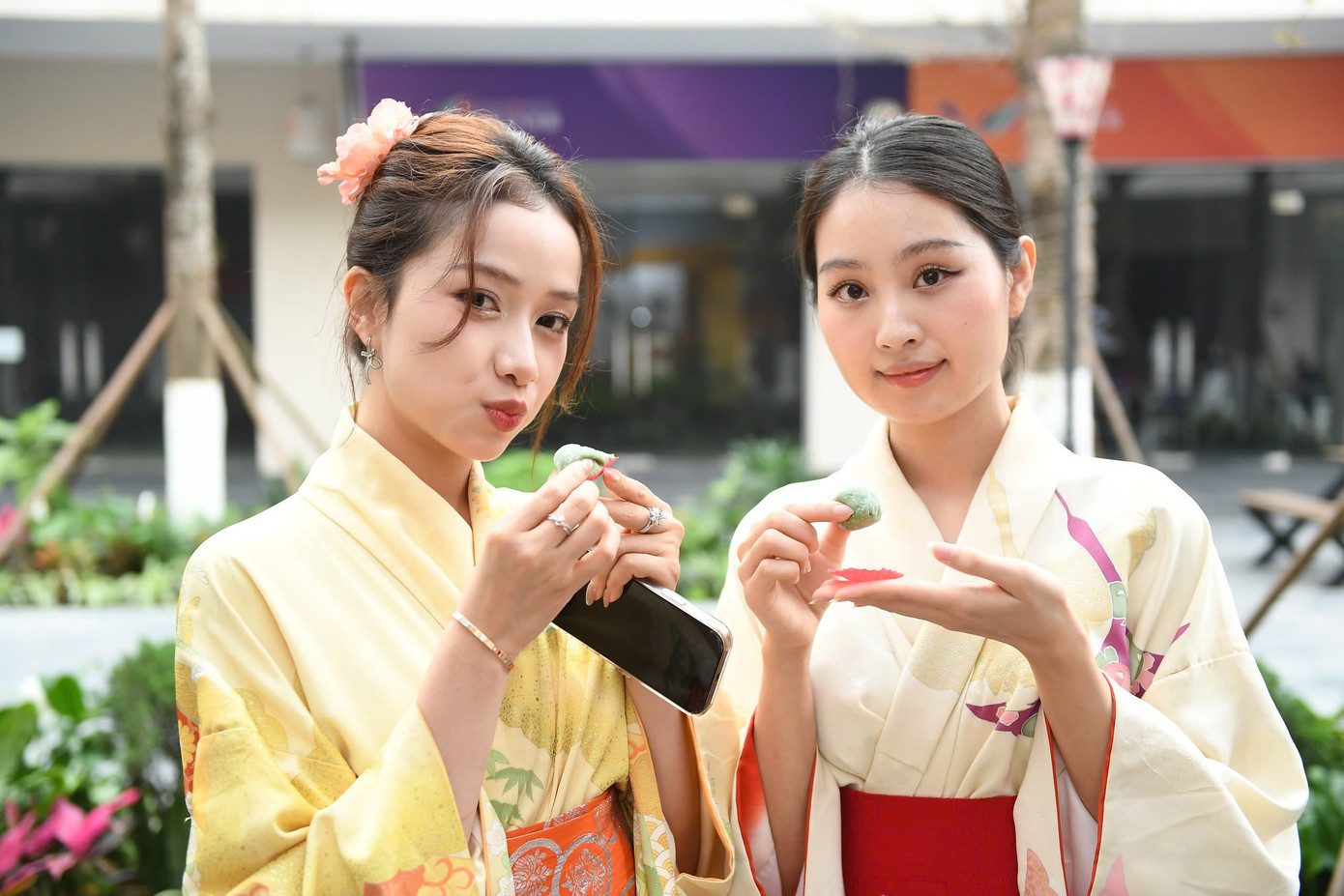 Các Á hậu, Người đẹp cũng nói rằng trải nghiệm làm bánh mochi trong không gian đậm chất Nhật Bản mang đến sự phấn khích lớn. Các Á hậu, Người đẹp cũng nói rằng trải nghiệm làm bánh mochi trong không gian đậm chất Nhật Bản mang đến sự phấn khích lớn.