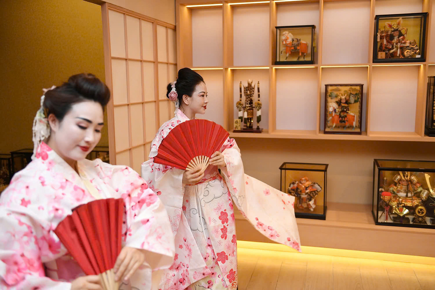 Tại Bảo tàng Văn hóa Nhật Bản, các Á hậu, Người đẹp còn được thưởng thức màn múa geisha, loại hình ca vũ truyền thống Nhật Bản. Tại Bảo tàng Văn hóa Nhật Bản, các Á hậu, Người đẹp còn được thưởng thức màn múa geisha, loại hình ca vũ truyền thống Nhật Bản.