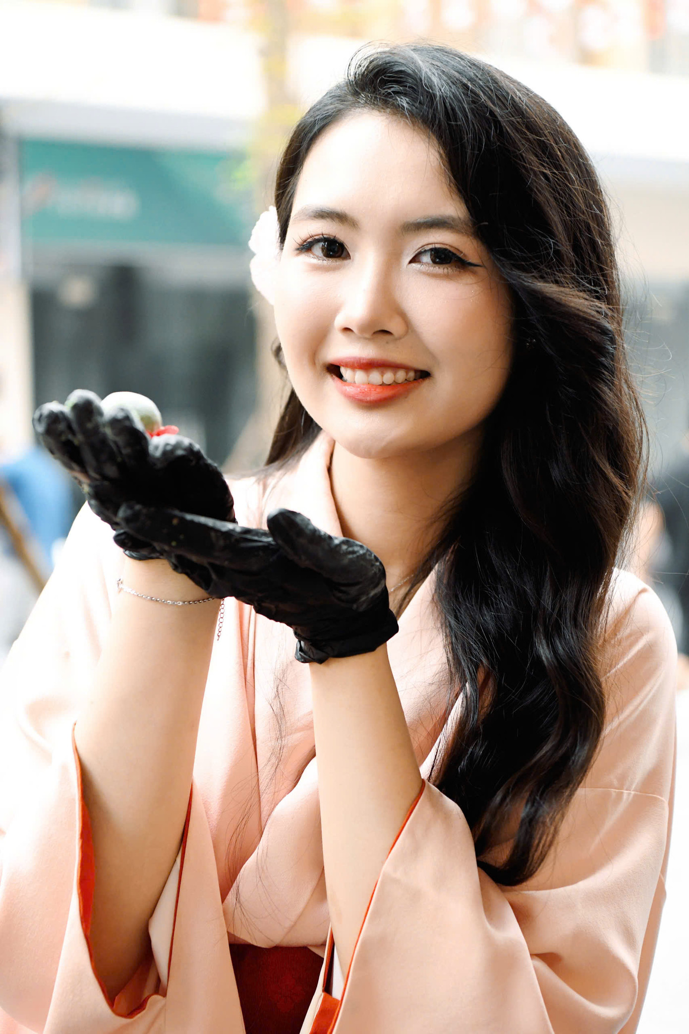 Người đẹp Truyền thông Thanh Tâm tự hào khoe chiếc bánh mochi trà xanh tự làm. Người đẹp Truyền thông Thanh Tâm tự hào khoe chiếc bánh mochi trà xanh tự làm.