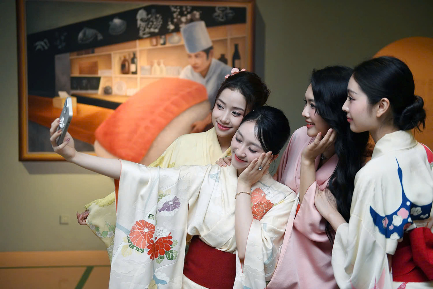 Dàn Á hậu, Người đẹp chụp hình trước những bức bích họa 3D, thể hiện các văn hóa đặc trưng của xứ sở mặt trời mọc. Dàn Á hậu, Người đẹp chụp hình trước những bức bích họa 3D, thể hiện các văn hóa đặc trưng của xứ sở mặt trời mọc.