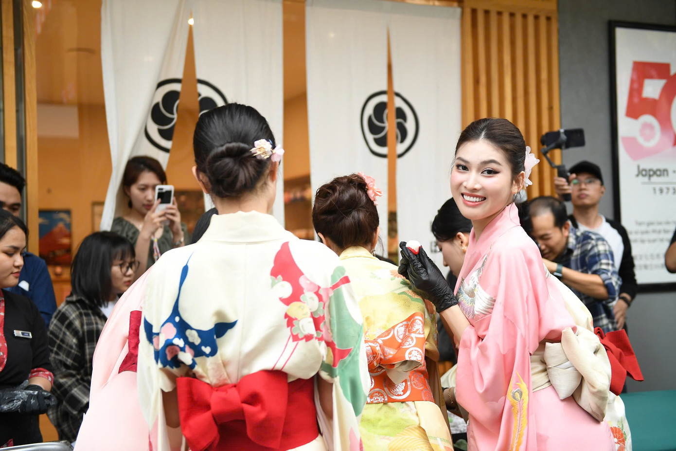 Các Á hậu, Người đẹp hào hứng khi được nghe giới thiệu về nguồn gốc bánh mochi cũng như ý nghĩa của chúng trong đời sống văn hóa Nhật Bản. Các Á hậu, Người đẹp hào hứng khi được nghe giới thiệu về nguồn gốc bánh mochi cũng như ý nghĩa của chúng trong đời sống văn hóa Nhật Bản.