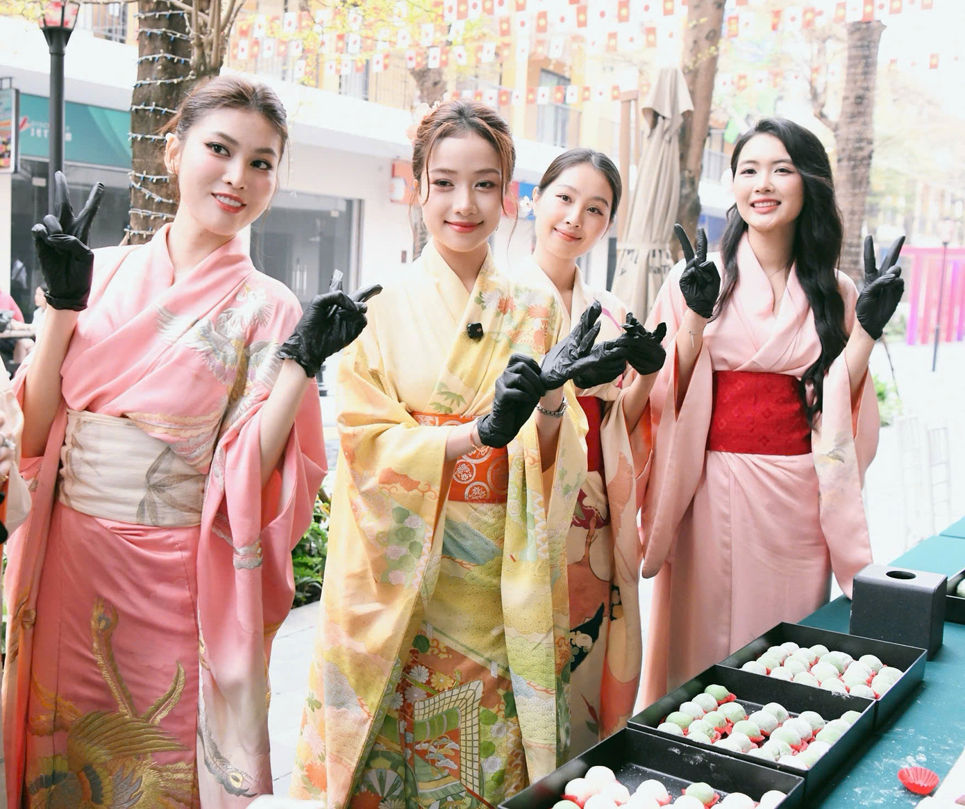 Tại Nhật Bản, những chiếc bánh dùng để dâng lên thần linh vào các ngày lễ lớn được gọi là Kagami-mochi. Bánh thường xuất hiện vào dịp năm mới, Trung thu và nhiều ngày quan trọng khác để cầu sức khỏe, may mắn. Tại Nhật Bản, những chiếc bánh dùng để dâng lên thần linh vào các ngày lễ lớn được gọi là Kagami-mochi. Bánh thường xuất hiện vào dịp năm mới, Trung thu và nhiều ngày quan trọng khác để cầu sức khỏe, may mắn.