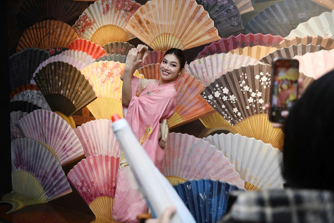 Bảo tàng văn hóa Nhật Bản còn bao gồm những bức tranh tường khổng lồ, tạo nên background tuyệt đẹp để các Á hậu, Người đẹp thoải mái thả dáng. Bảo tàng văn hóa Nhật Bản còn bao gồm những bức tranh tường khổng lồ, tạo nên background tuyệt đẹp để các Á hậu, Người đẹp thoải mái thả dáng.