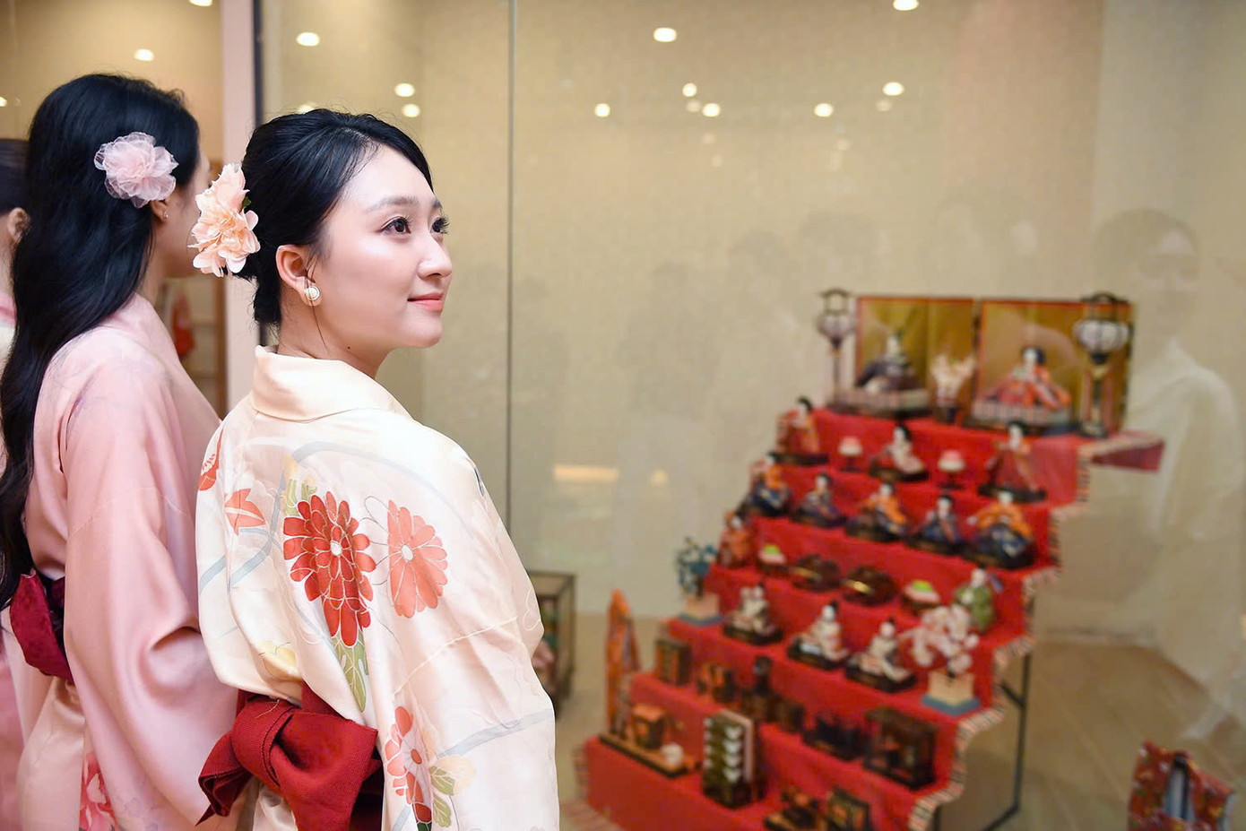 Các Á hậu, Người đẹp vô cùng hào hứng trước bộ sưu tập đồ sộ búp bê Nhật Bản thường được dùng trong Lễ hội Hina dành cho các bé gái. Các Á hậu, Người đẹp vô cùng hào hứng trước bộ sưu tập đồ sộ búp bê Nhật Bản thường được dùng trong Lễ hội Hina dành cho các bé gái.