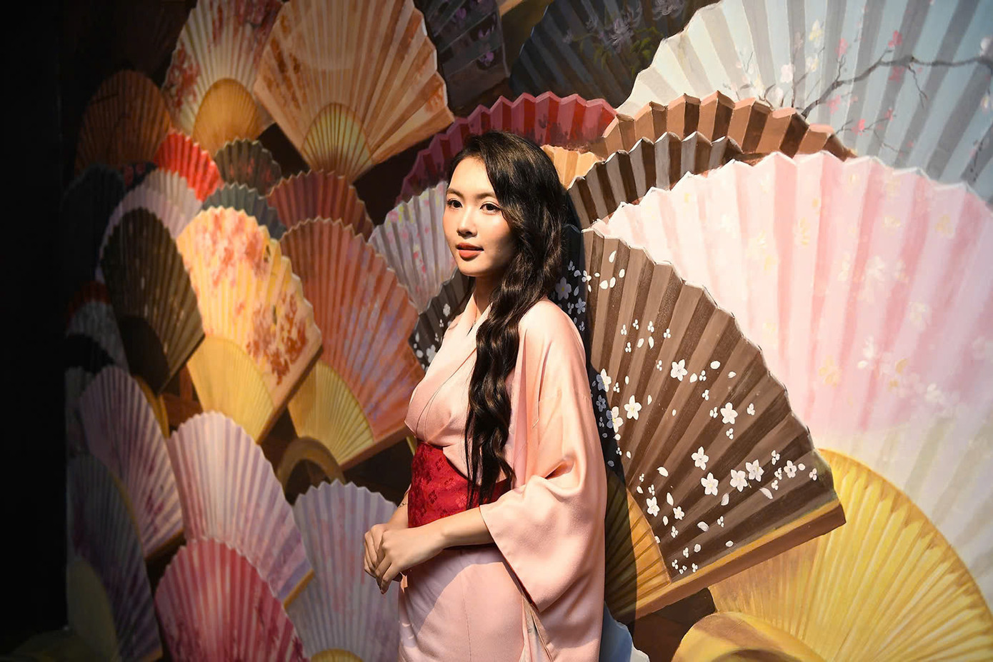 Bảo tàng văn hóa Nhật Bản còn bao gồm những bức tranh tường khổng lồ, tạo nên background tuyệt đẹp để các Á hậu, Người đẹp thoải mái thả dáng. Bảo tàng văn hóa Nhật Bản còn bao gồm những bức tranh tường khổng lồ, tạo nên background tuyệt đẹp để các Á hậu, Người đẹp thoải mái thả dáng.