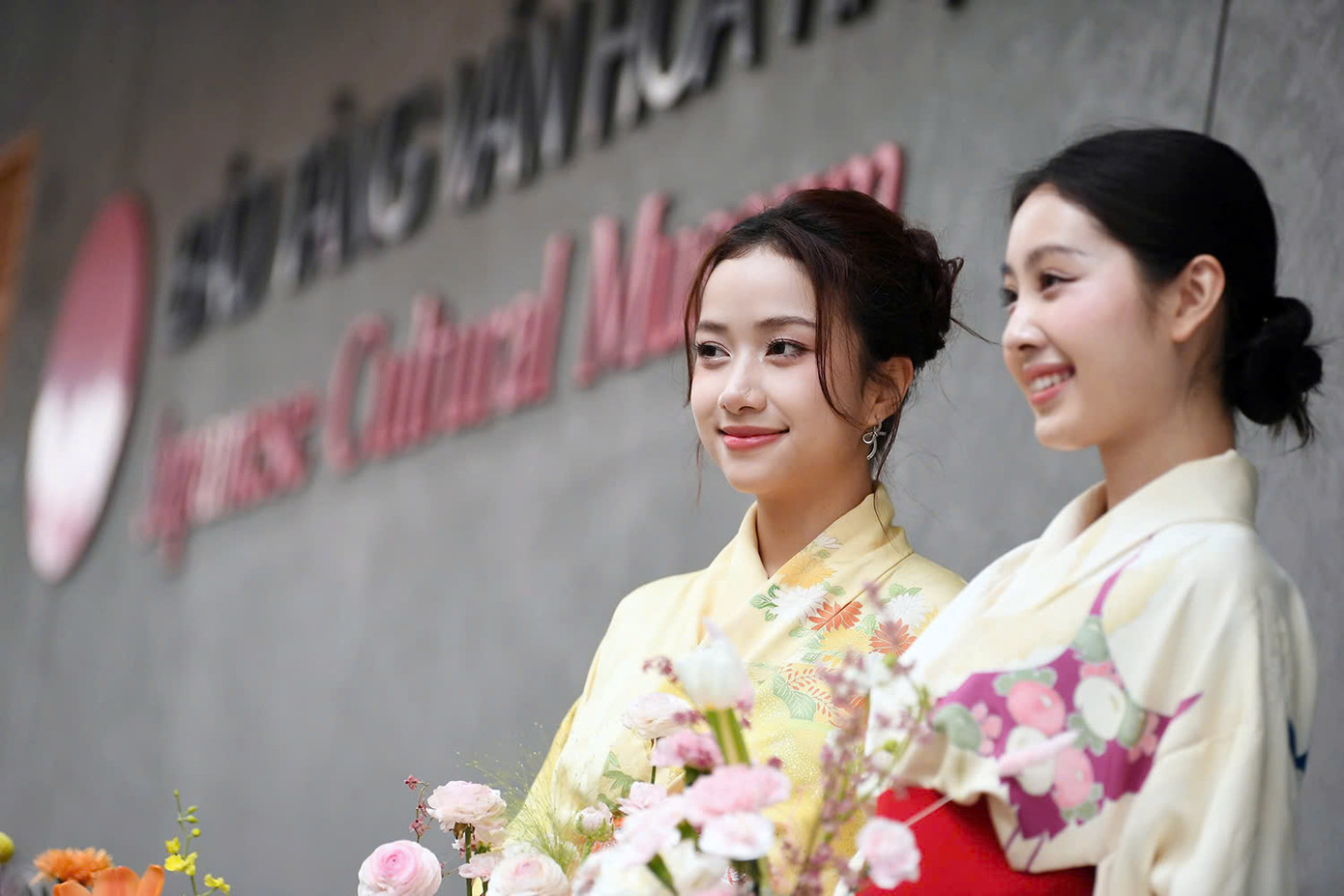 Người đẹp Nhân ái Ngọc Mai và Người đẹp Giáng My rạng rỡ trước Bảo tàng văn hóa Nhật Bản. Người đẹp Nhân ái Ngọc Mai và Người đẹp Giáng My rạng rỡ trước Bảo tàng văn hóa Nhật Bản.