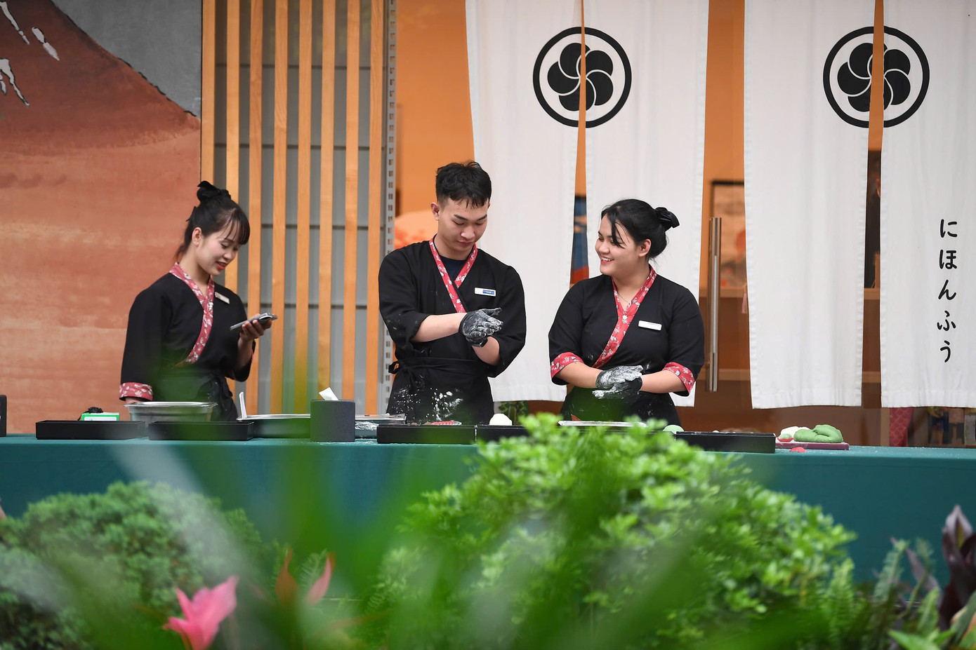 Các nghệ nhân của Lynn Times Thanh Thủy hướng dẫn làm bánh mochi với gạo nếp, bột trà xanh và nhân đậu đỏ. Các nghệ nhân của Lynn Times Thanh Thủy hướng dẫn làm bánh mochi với gạo nếp, bột trà xanh và nhân đậu đỏ.