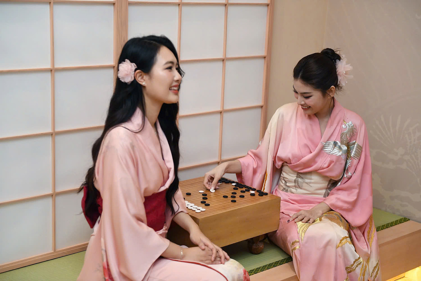 Igo - cờ vây, loại cờ phát triển mạnh tại Nhật Bản dưới thời Edo (1603-1868). Ngoài Igo, xứ sở mặt trời mọc còn phổ biến loại cờ Shogi, trò chơi chiến lược bắt nguồn từ Ấn Độ. Igo - cờ vây, loại cờ phát triển mạnh tại Nhật Bản dưới thời Edo (1603-1868). Ngoài Igo, xứ sở mặt trời mọc còn phổ biến loại cờ Shogi, trò chơi chiến lược bắt nguồn từ Ấn Độ.