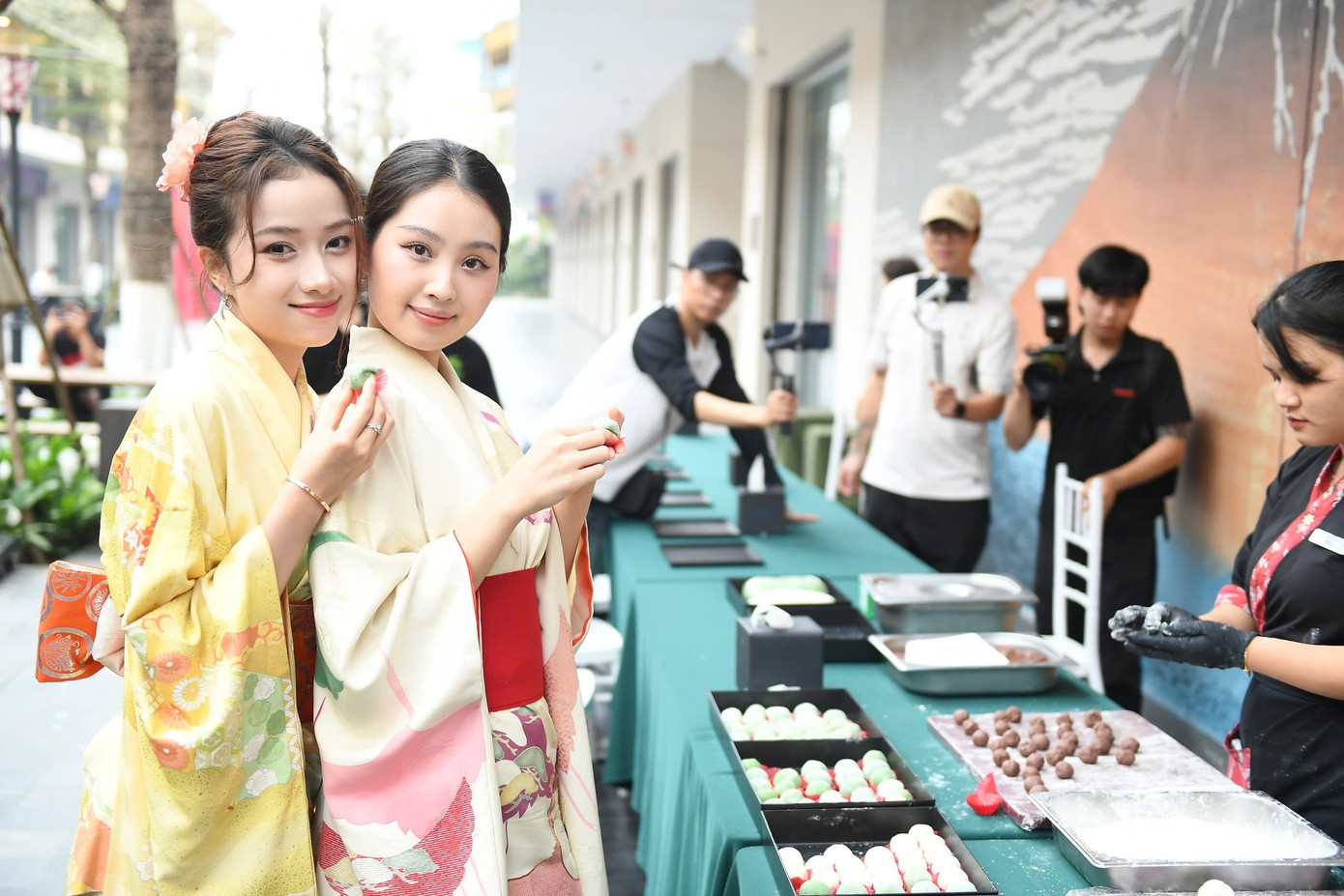 Theo các Á hậu, Người đẹp, những trải nghiệm tại Lynn Times Thanh Thủy trong sự kiện “Giọt hồng cội Việt” lần thứ II - năm 2025 hưởng ứng chương trình Chủ Nhật Đỏ lần thứ XVII - năm 2025 thực sự đáng nhớ và vô cùng ý nghĩa, cả với bản thân cũng như cộng đồng. Theo các Á hậu, Người đẹp, những trải nghiệm tại Lynn Times Thanh Thủy trong sự kiện “Giọt hồng cội Việt” lần thứ II - năm 2025 hưởng ứng chương trình Chủ Nhật Đỏ lần thứ XVII - năm 2025 thực sự đáng nhớ và vô cùng ý nghĩa, cả với bản thân cũng như cộng đồng.