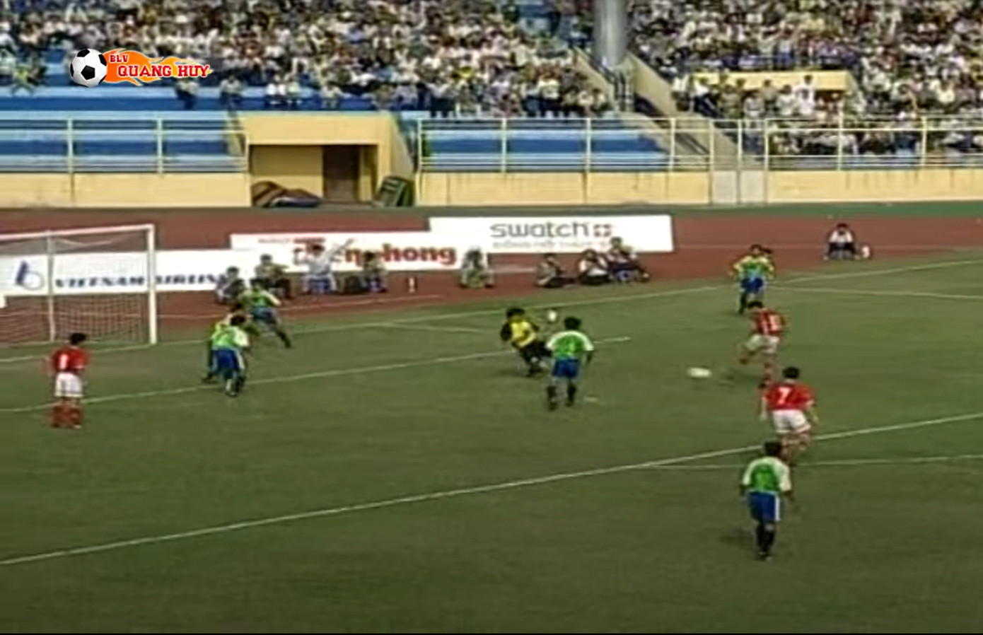 Cú sút cháy lưới tạo nên bàn thắng để đời của Bùi Đoàn Quang Huy. (Ảnh: BLV Quang Huy)
