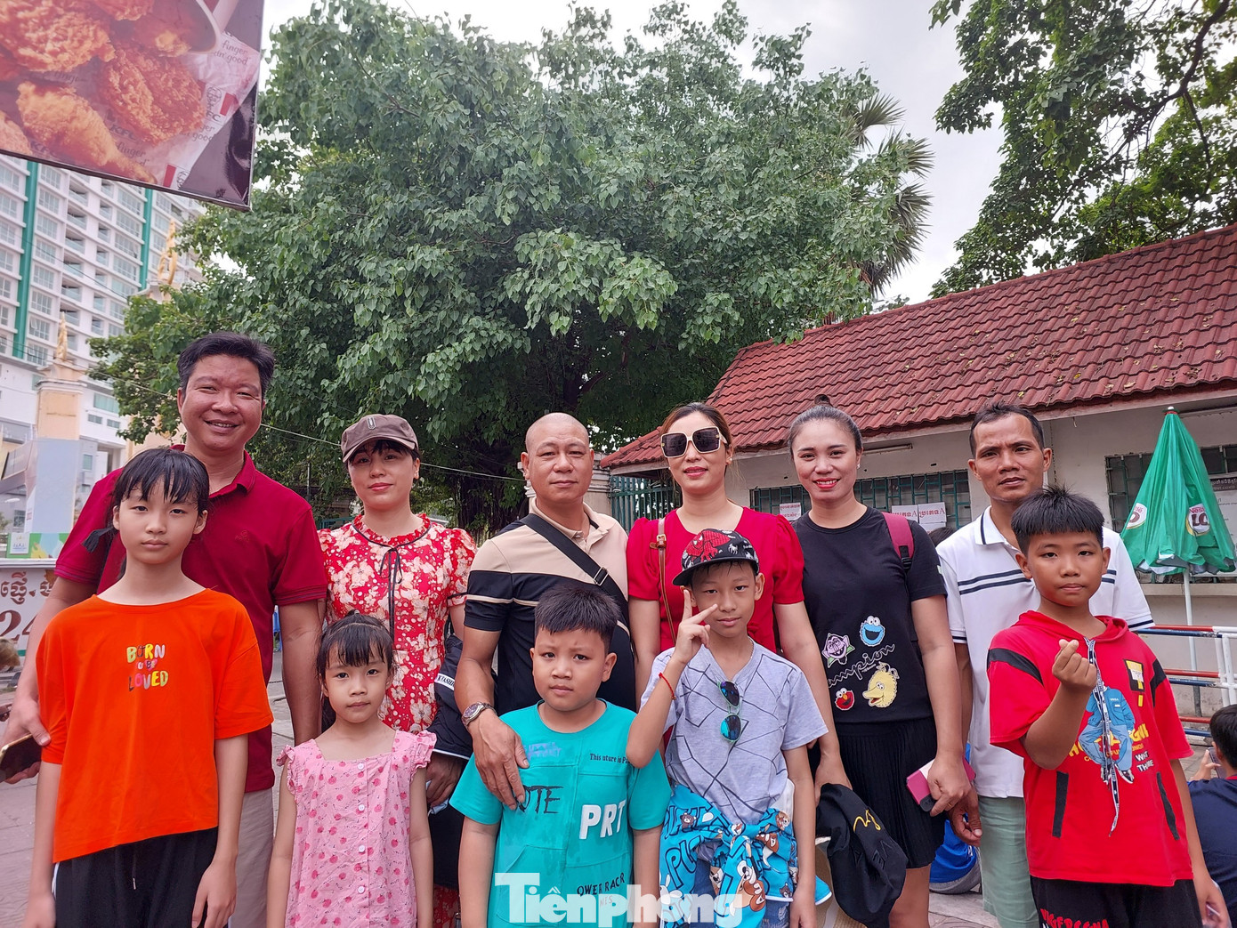 Anh Đào Văn Minh (bìa trái) cùng gia đình, bạn bè trước cổng sân Olympic. Anh Đào Văn Minh (bìa trái) cùng gia đình, bạn bè trước cổng sân Olympic.