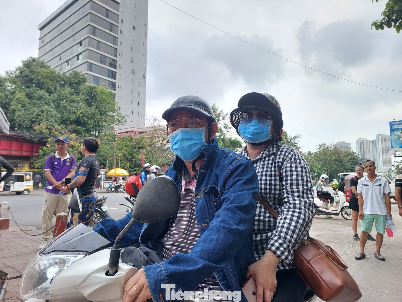 Anh Huỳnh Văn Tấn và Trần Thị Tiền trên chiếc xe máy tới Phnom Penh. Anh Huỳnh Văn Tấn và Trần Thị Tiền trên chiếc xe máy tới Phnom Penh.