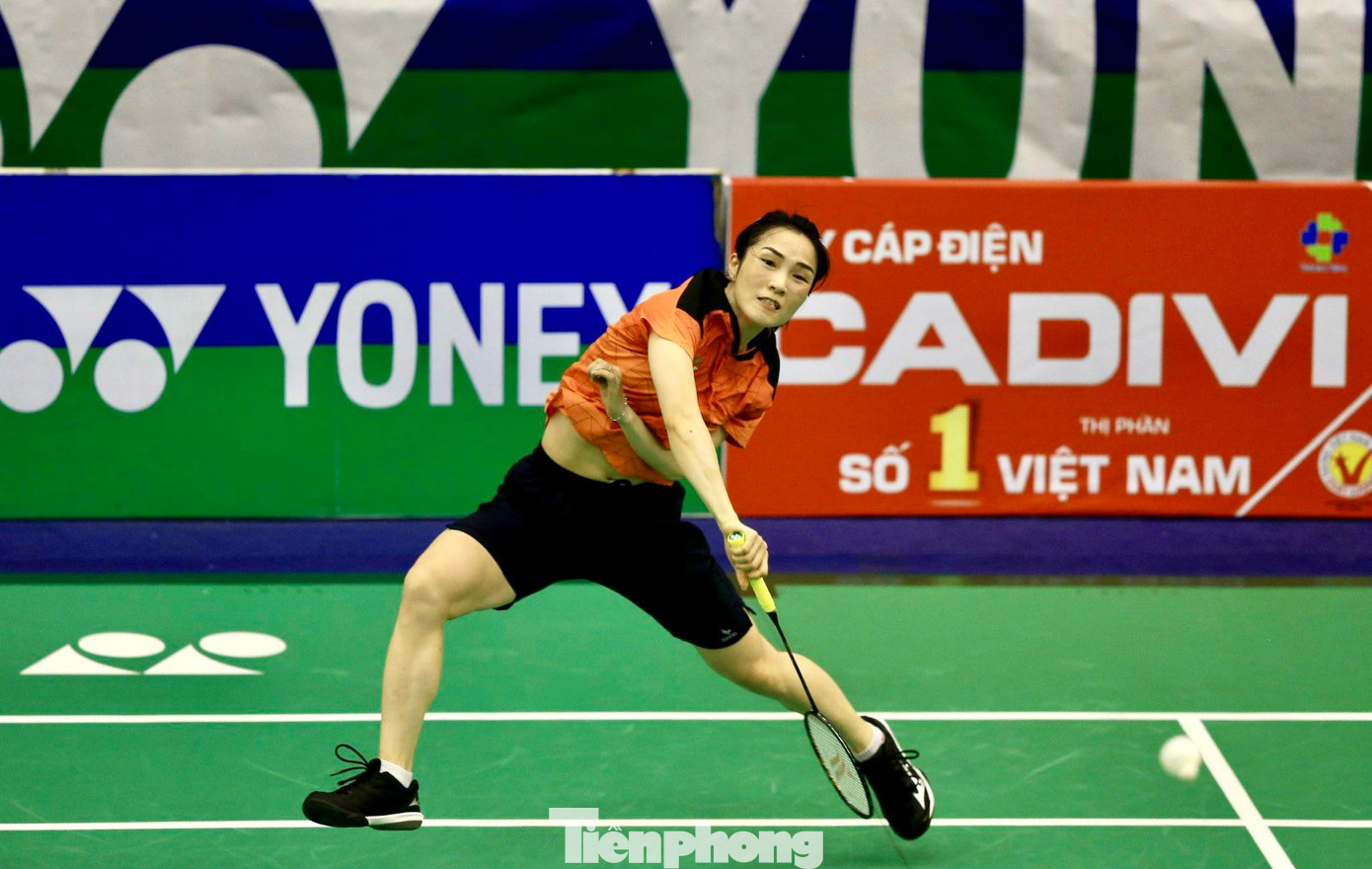 Vũ Thị Trang liên tục dẫn điểm khi bước vào set 2 và có thời điểm dẫn 19-15, đẩy Thùy Linh vào nguy cơ bị loại sớm. Vũ Thị Trang liên tục dẫn điểm khi bước vào set 2 và có thời điểm dẫn 19-15, đẩy Thùy Linh vào nguy cơ bị loại sớm.