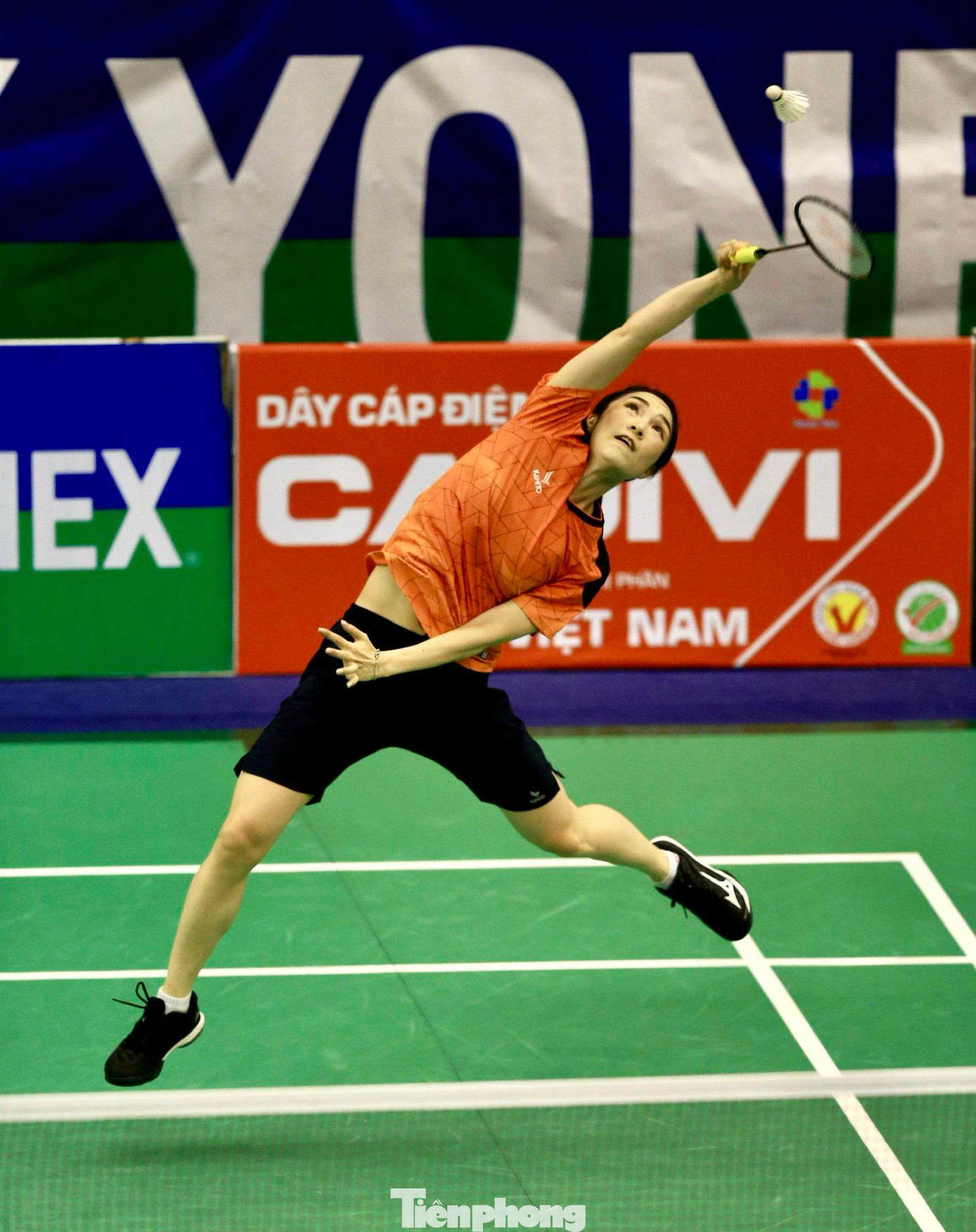 Lá thăm may rủi khiến cô chạm trán Vũ Thị Trang ngay vòng một. Bằng khả năng điều cầu tốt, tay vợt đứng thứ 190 thế giới đã ghi liền sáu điểm để thắng set một với điểm số 21-16. Lá thăm may rủi khiến cô chạm trán Vũ Thị Trang ngay vòng một. Bằng khả năng điều cầu tốt, tay vợt đứng thứ 190 thế giới đã ghi liền sáu điểm để thắng set một với điểm số 21-16.