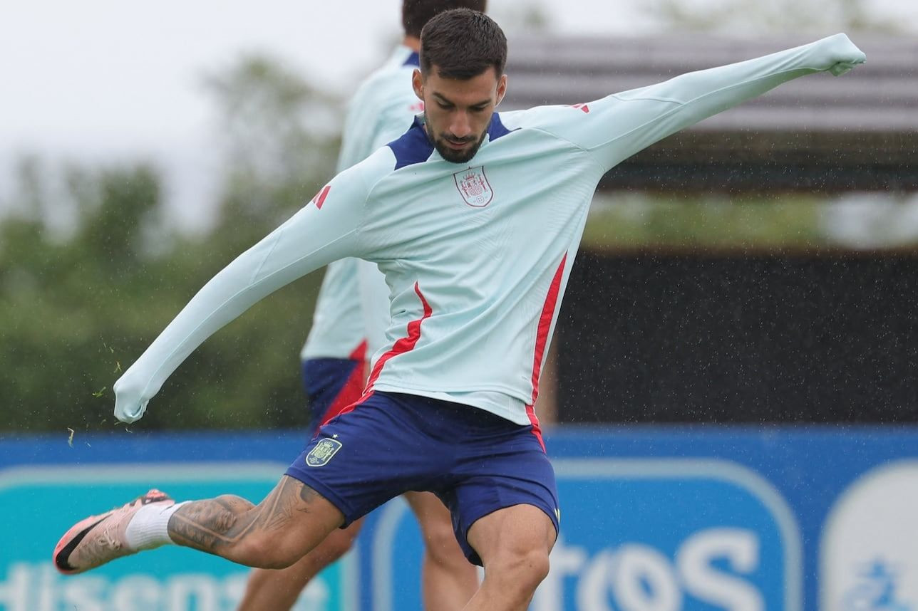 Tuy mới thi đấu 25 phút cho tuyển Tây Ban Nha, song Alex Baena vốn đã được đánh giá cao nay lại càng đắt giá. Mức chuyển nhượng của cầu thủ đang chơi cho Villarreal hiện là 40 triệu euro, tăng thêm 15 triệu (60%) so với mức giá ban đầu.