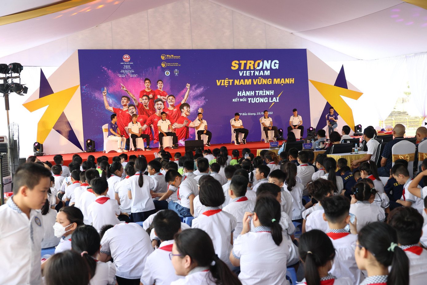 Các ngôi sao của Hà Nội FC giao lưu với các học sinh trường Ngô Sỹ Liên, Bắc Giang. (Ảnh: Quang Minh) Các ngôi sao của Hà Nội FC giao lưu với các học sinh trường Ngô Sỹ Liên, Bắc Giang. (Ảnh: Quang Minh)