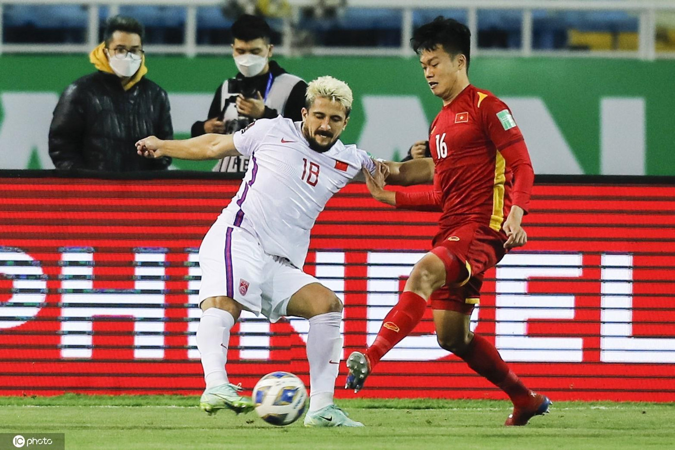 Cầu thủ nhập tịch không phải giải pháp cho bóng đá Trung Quốc. (Ảnh: Sohu) Cầu thủ nhập tịch không phải giải pháp cho bóng đá Trung Quốc. (Ảnh: Sohu)