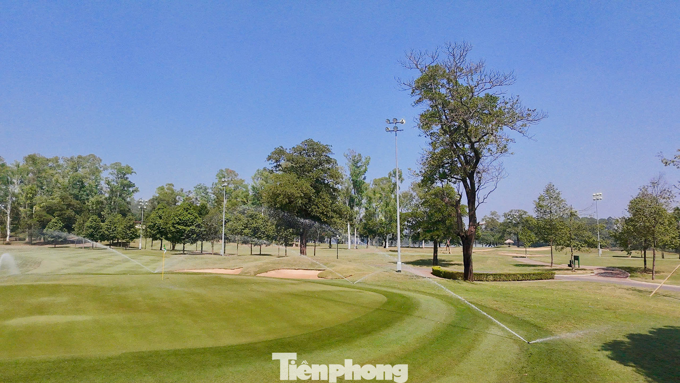 Vào buổi trưa, mặt sân không còn bị ảnh hưởng bởi sương, hoàn toàn khô ráo. Đặc biệt, green hoàn toàn lý tưởng để các golfer thực hiện những cú putt chuẩn xác.