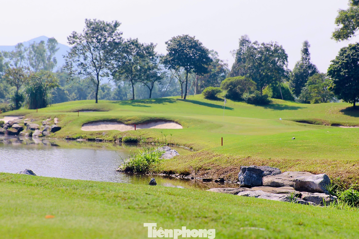 Những mảng cỏ xanh mướt bên cạnh hồ nước thơ mộng, những tán cây rộng cùng làn gió mát thổi vào từ mặt nước Đồng Mô là nét đặc trưng của sân Kings Course.