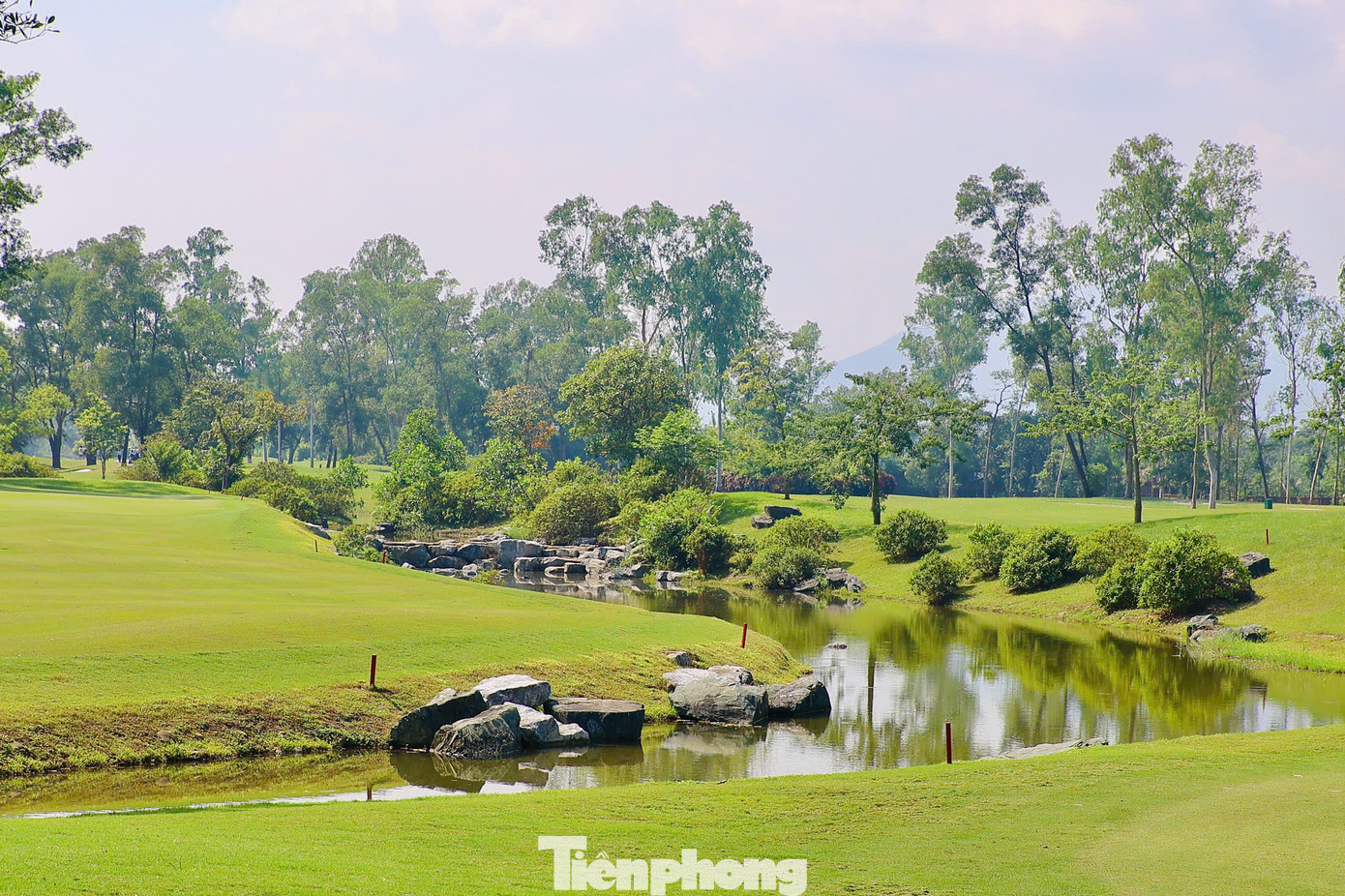 Những mảng cỏ xanh mướt bên cạnh hồ nước thơ mộng, những tán cây rộng cùng làn gió mát thổi vào từ mặt nước Đồng Mô là nét đặc trưng của sân Kings Course.
