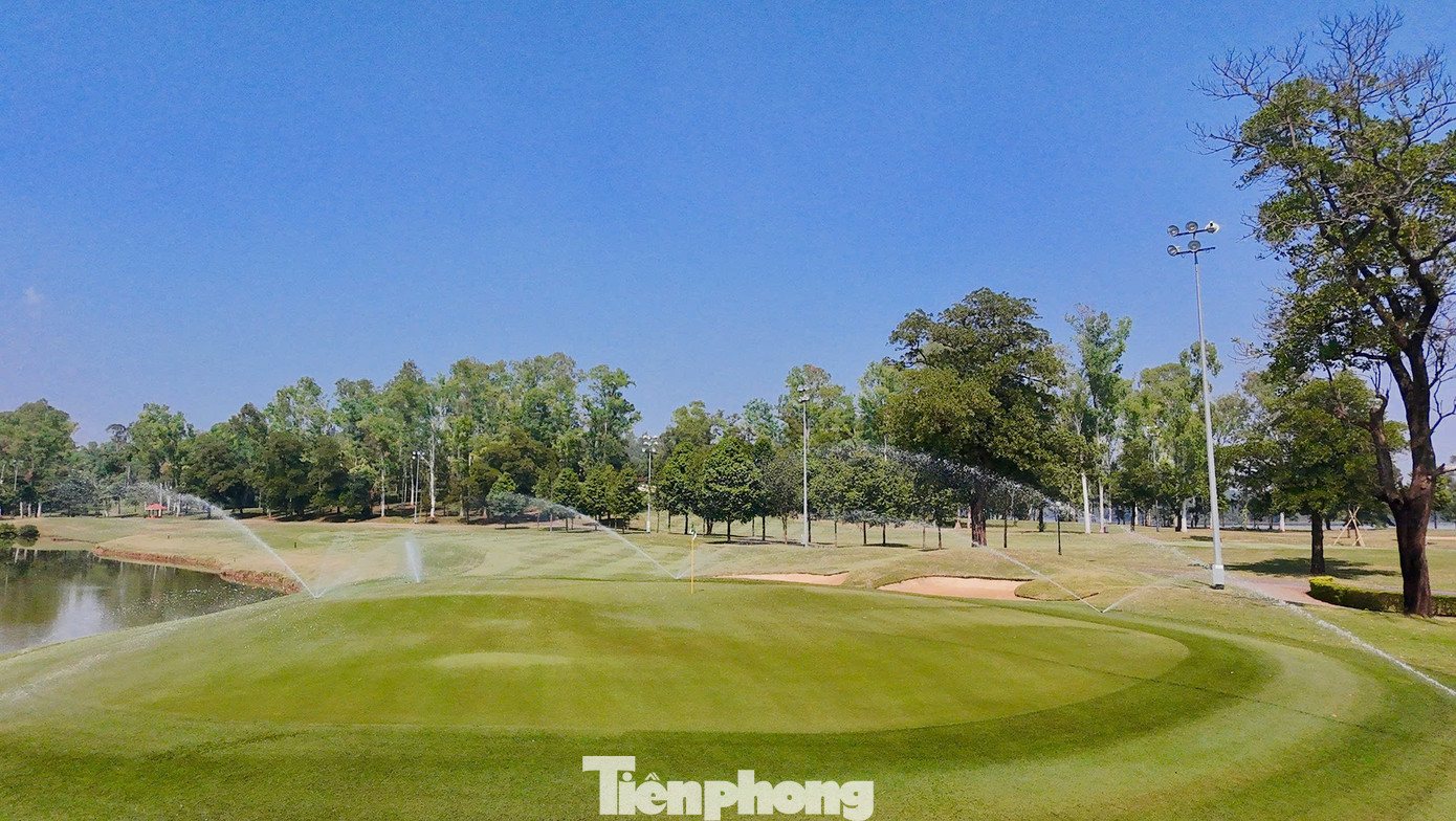 Vào buổi trưa, mặt sân không còn bị ảnh hưởng bởi sương, hoàn toàn khô ráo. Đặc biệt, green hoàn toàn lý tưởng để các golfer thực hiện những cú putt chuẩn xác.