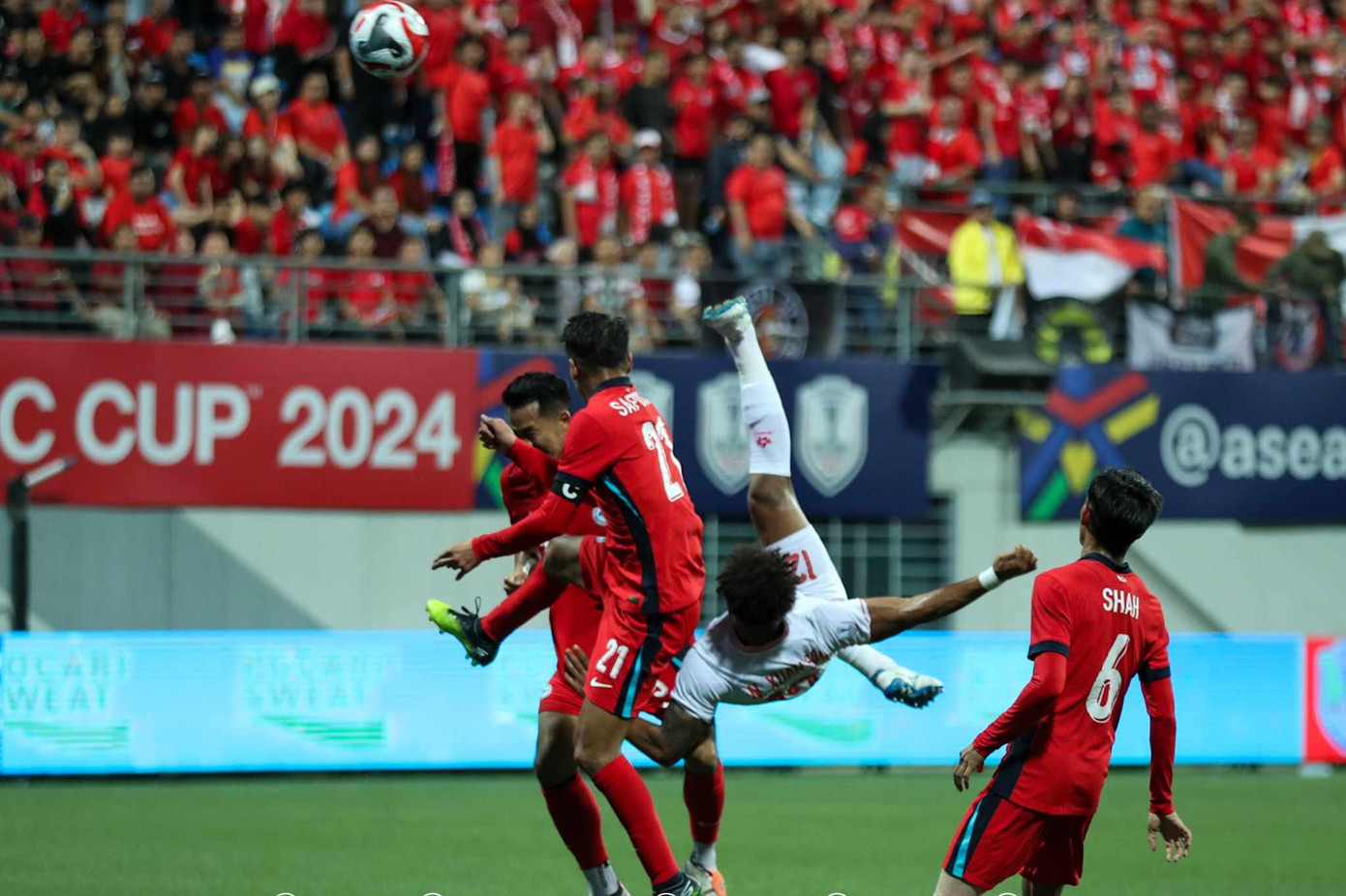 Xuân Son và tình huống ngả bàn đèn đưa bóng dội xà ngang. (Ảnh: FBNV)