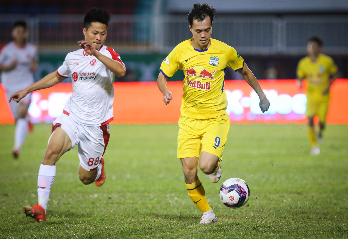 Duy Thường (trái) là nhân tố quan trọng giúp Viettel chỉ thủng lưới 8 bàn mùa này. (Ảnh: Hiển Tạ)