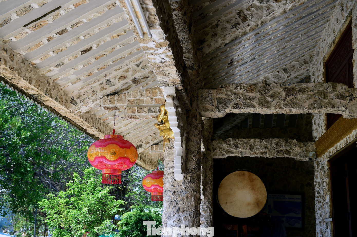 Những khối san hô được phân loại, đẽo gọt, mài nhãn và lắp ghép công phu, cho thấy khả năng sáng tạo không giới hạn cũng như bàn tay tài hoa của con người Phú Yên. Những khối san hô được phân loại, đẽo gọt, mài nhãn và lắp ghép công phu, cho thấy khả năng sáng tạo không giới hạn cũng như bàn tay tài hoa của con người Phú Yên.